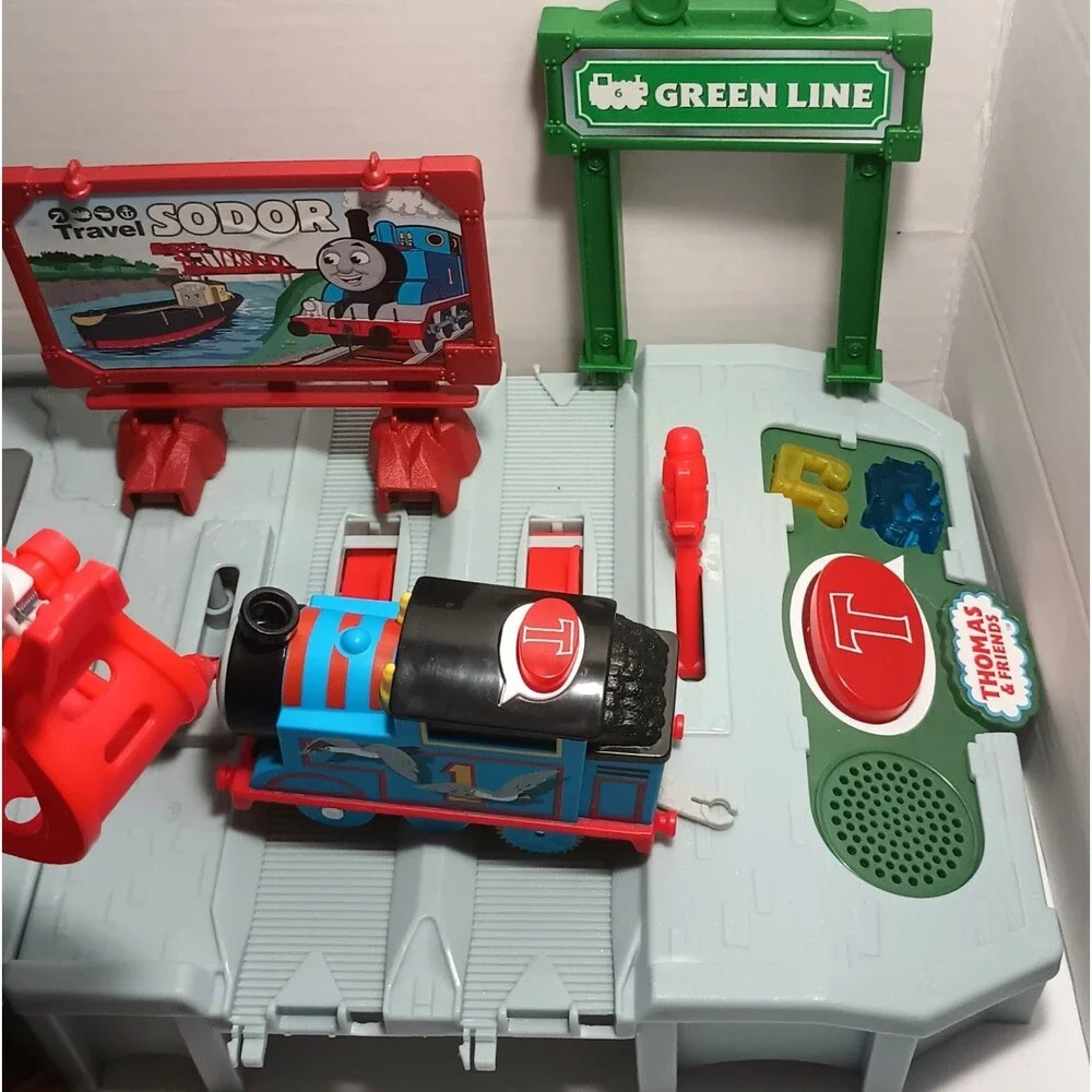 Thomas & Friends Motorized Talking Trains Cargo Crane Set w/ Thomas Engine Track